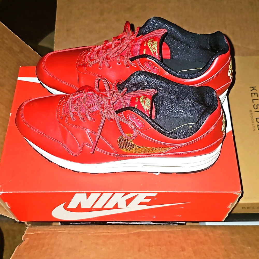 Nike women's red air max size 11.5